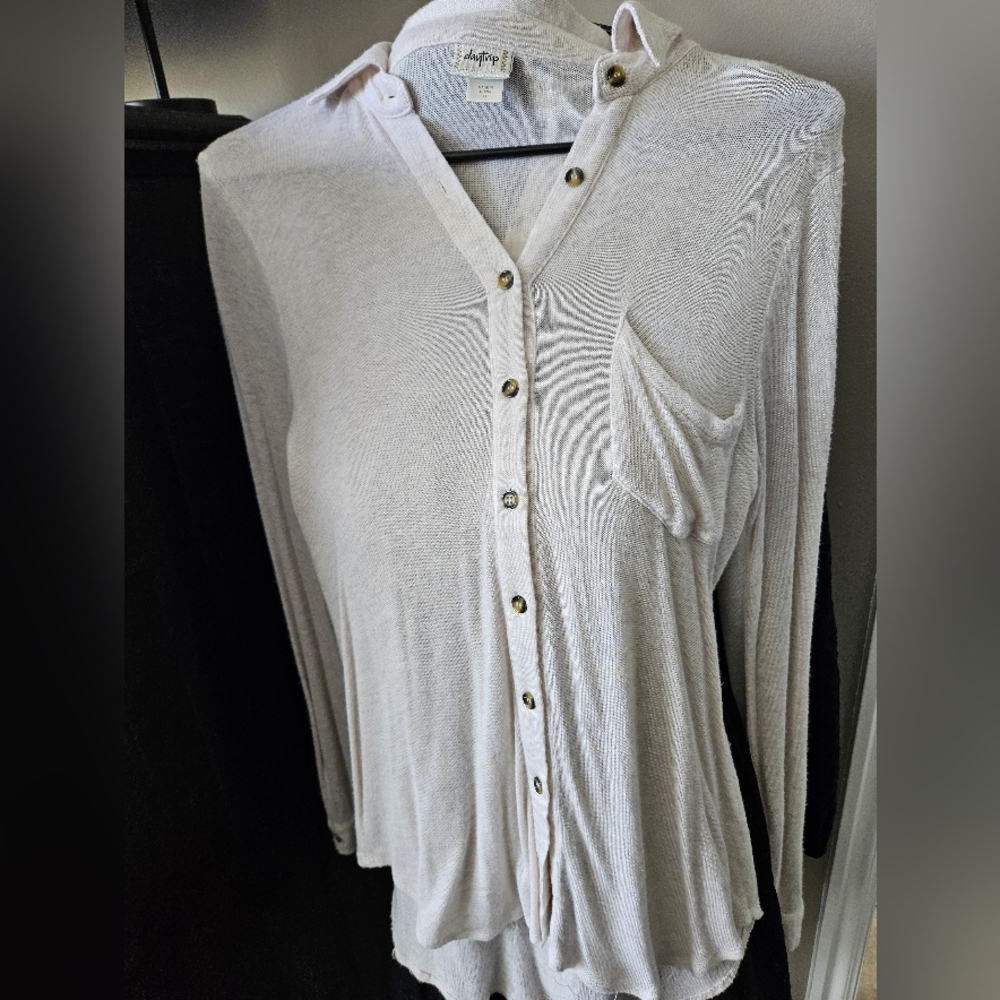 Day Trip long sleeve button-down blouse. High front, low back. Size Small